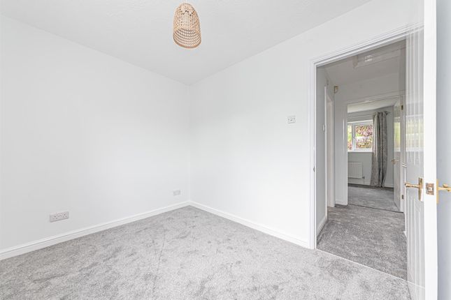 5, Davy Close, Wokingham photo 4