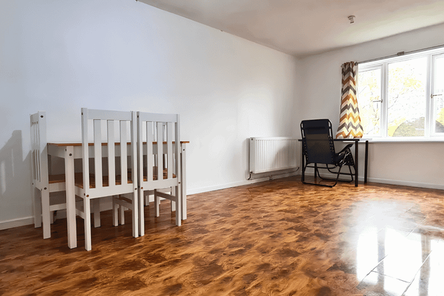 65, Sycamore Close, London photo 4