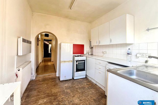 Studio flat on 62a, Ellesmere Avenue, London, £1,150/mo