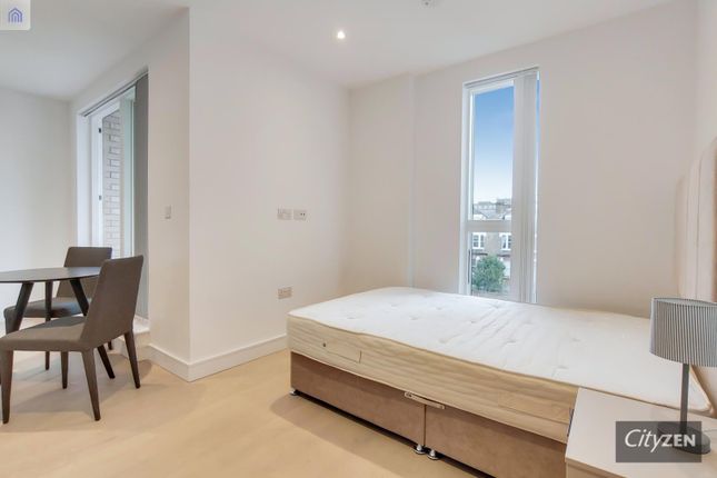 Studio to rent in The Avenue, London