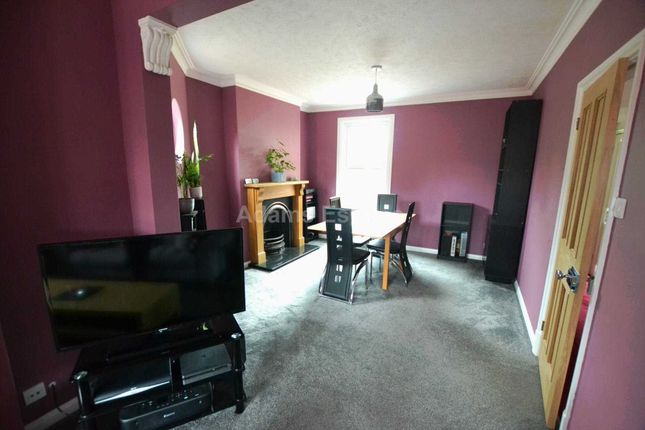 Room to rent in Room 3, Reading Road, Woodley