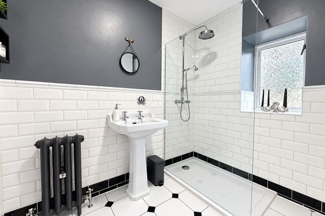 1b, Holme Farm Court, Leeds photo 4