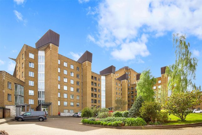 Flat for sale in Dundee Wharf, Limehouse
