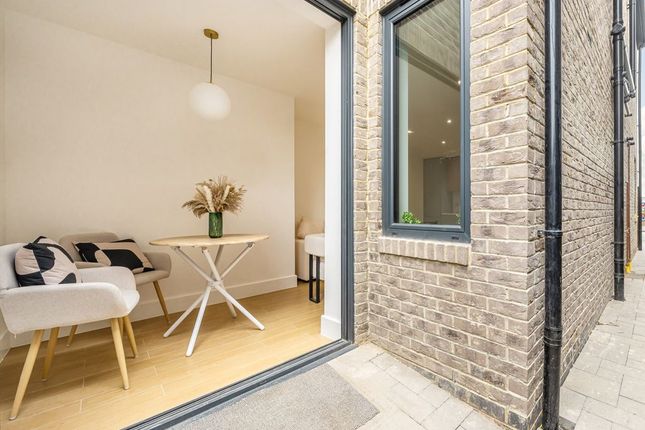 Flat 1, 1C, Pitt Crescent, London photo 4