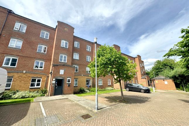Flat to rent in Otter Close, Stratford
