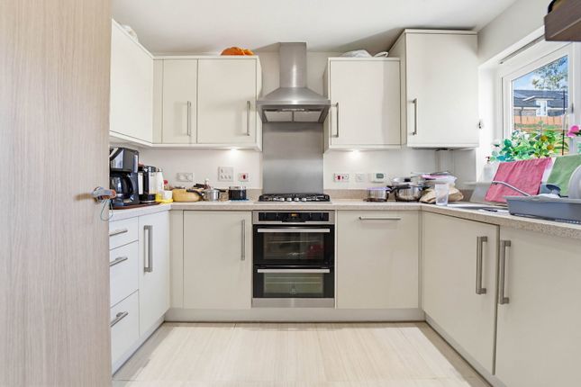 48, Pyle Close, Addlestone photo 2