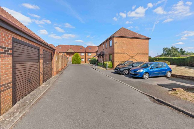 Flat 4, Denton Court, Marlow photo 4