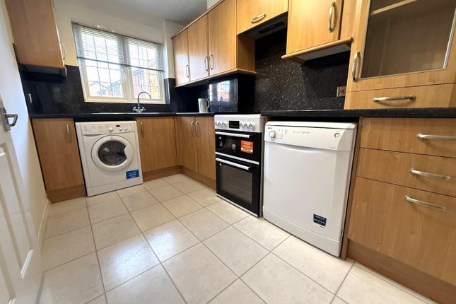 35, Tudor Manor Gardens, Watford photo 2