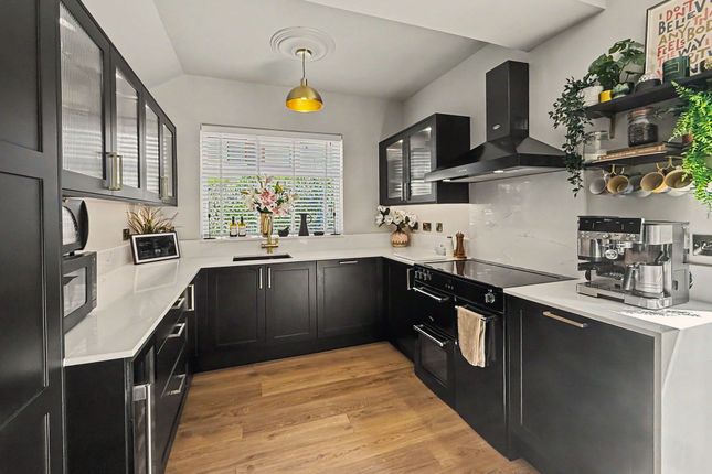 22 Woodhill Drive, Manchester photo 4