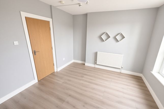 Flat C 22, Palmerston Cresent, London photo 3