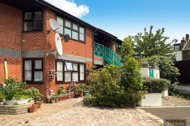 Buckingham Yard, Buckingham Road, London photo 2