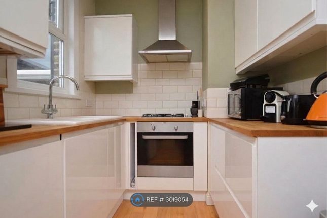 Flat B  Kilmorie Road, London photo 2