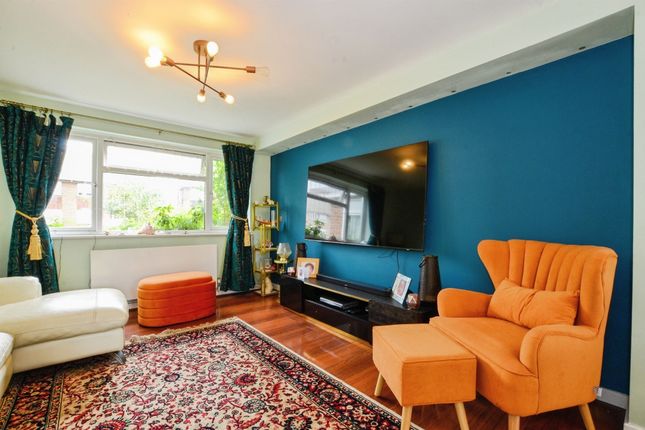 42, Farm Way, BUSHEY photo 3