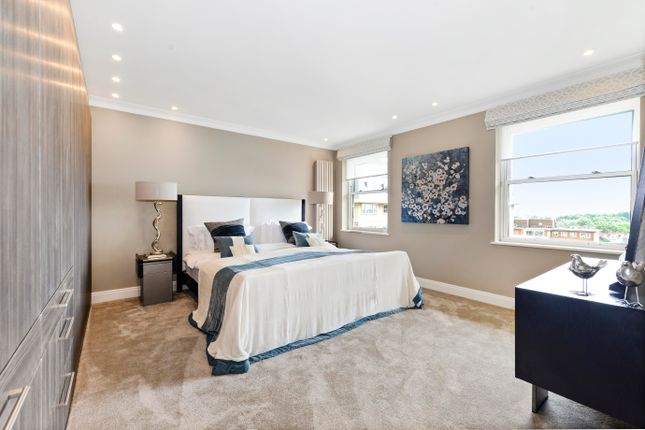 Penthouse 1003,, Boydell Court, St John's Wood photo 4