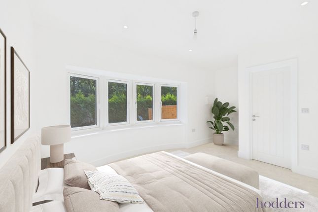 Blue Cedars (LIVE) SHOW FLAT NEW,, Holloway Hill, Chertsey photo 4