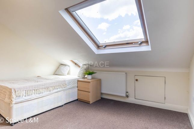 Room to rent in Swainstone, Reading, Berkshire