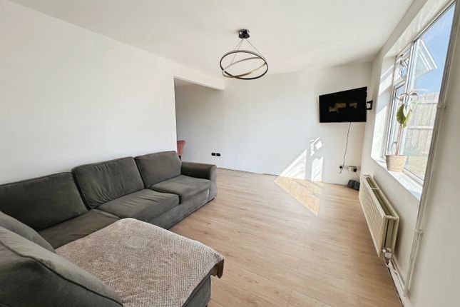 32, Blackfordby Lane, Swadlincote photo 4