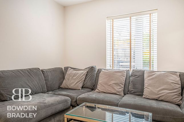 25 Reservoir Way, Hainault photo 4