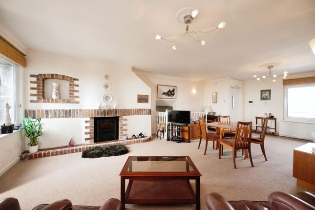 Flat 15, Bayview Court, 85, Sea Front, Hampshire photo 2