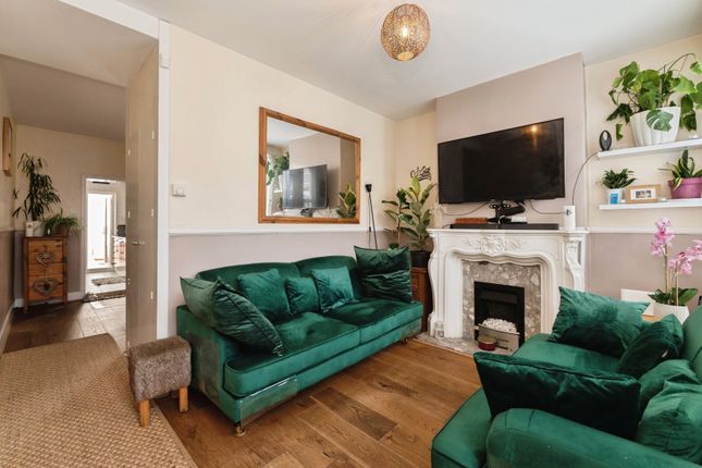 34, Castle Road, Essex photo 2