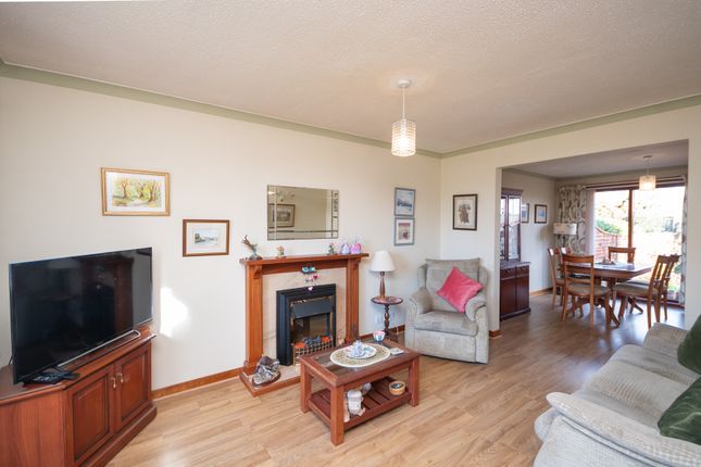 95, Thorniecroft Drive, Cumbernauld photo 2