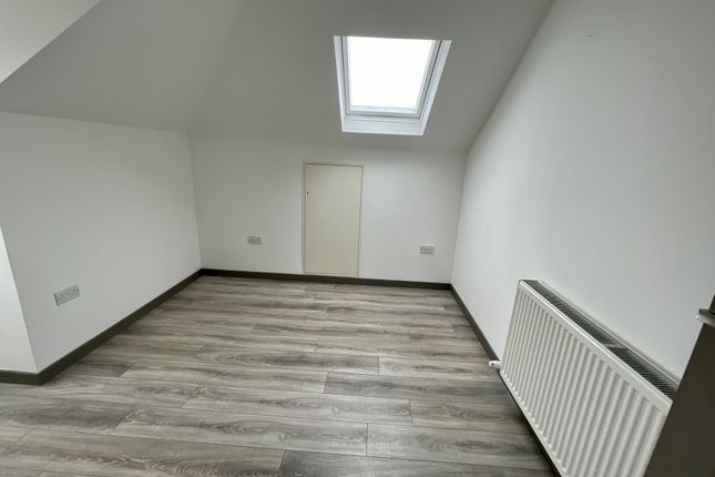 Flat to rent in Overcliffe, Gravesend