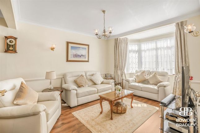 68 Queenborough Gardens, Ilford photo 2