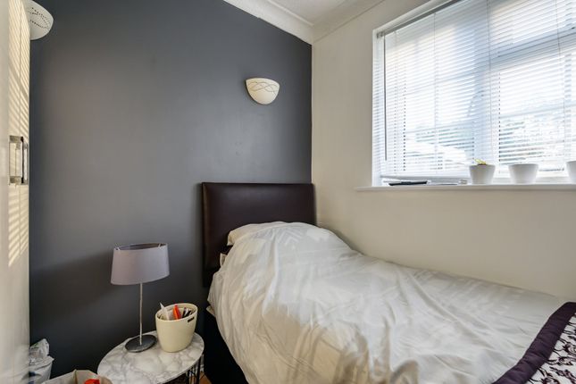 Flat for sale in New Haw, Surrey