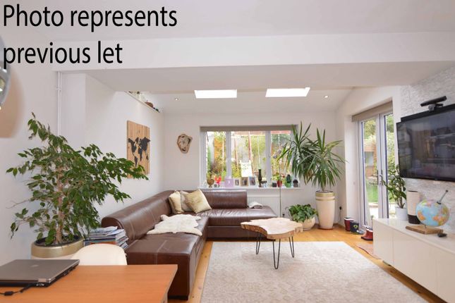4, Owl Close, Wokingham photo 2