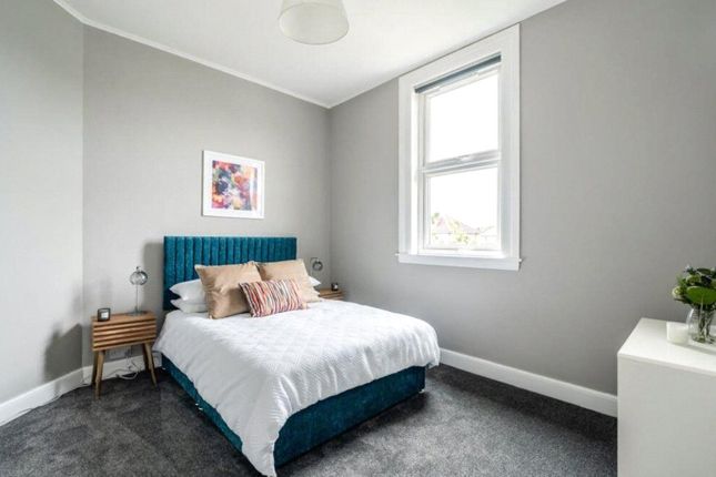 11b,, Park Avenue, London photo 4