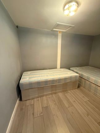 FLAT B, MOAT COTTAGE , St. Peters Way, Hayes photo 4