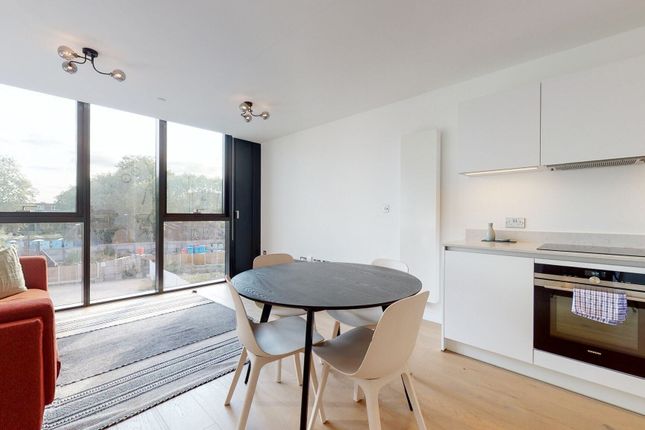 Duplex to rent in Highgate Hill, London