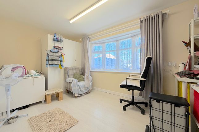 3, Lambourne Close, Walsall photo 4