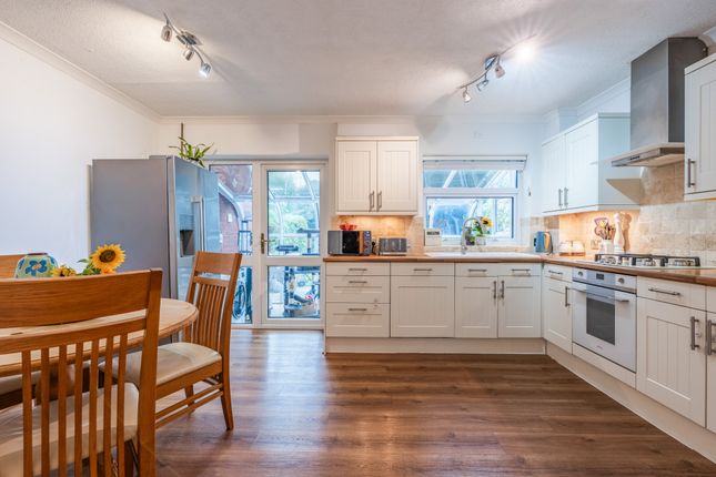 3, Victoria Avenue, Droitwich photo 2