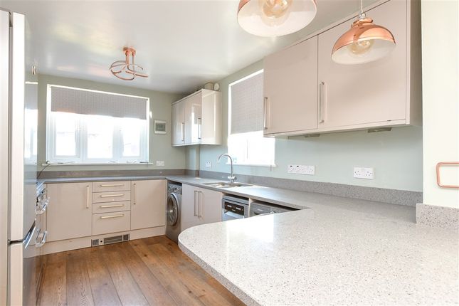 Radstock Way, Merstham photo 3