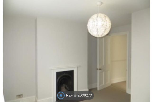 Terraced house to rent in Stockwell Park Road, London