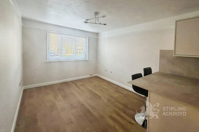 Seymour Way, Surrey photo 5