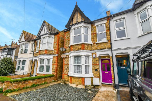 Thumbnail Flat to rent in Grange Road, Leigh-On-Sea