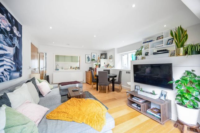 Thumbnail Flat to rent in Palace Court, Notting Hill Gate, London