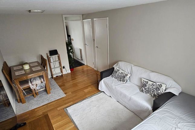 4, Vicarage Way, Slough photo 3