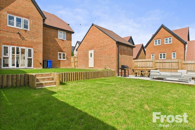 32, Field Maple Gardens, Buckinghamshire photo 2