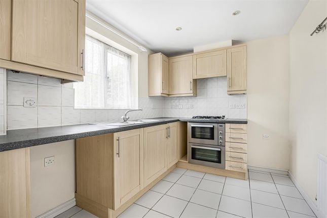 6, Bluebell Gardens, Reading photo 2