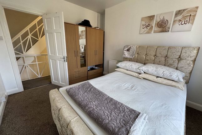 22, Thornton Lane, BRADFORD photo 3