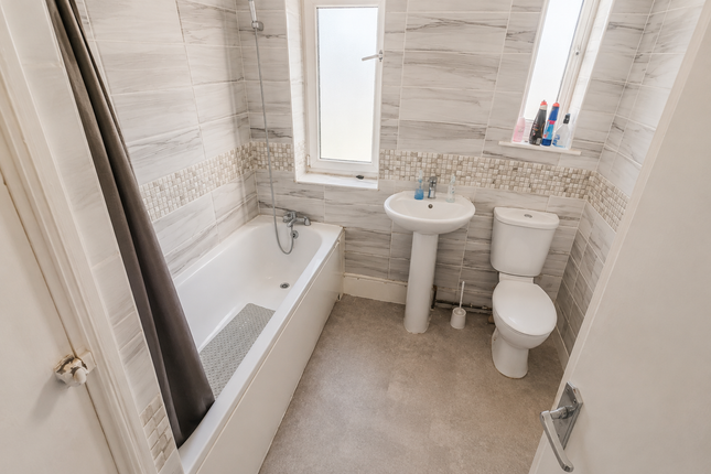 296a, Heathway, Dagenham photo 3