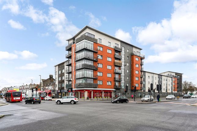 Thumbnail Flat for sale in The Roundway, London