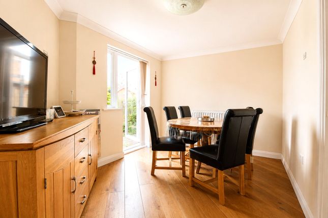7, Manning Gardens, Croydon photo 4