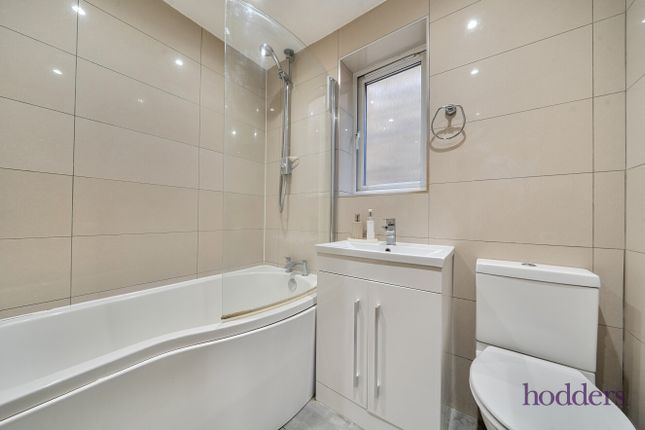 7, Corderoy Place, Chertsey photo 3