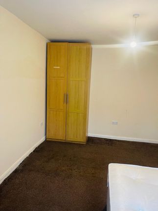 Room 5 5, Sutton Dean, Hounslow photo 4