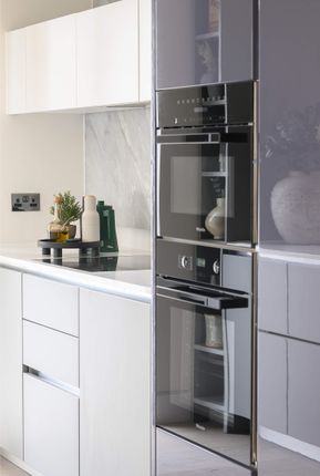 Flat for sale in Cascades One, White City Living, London