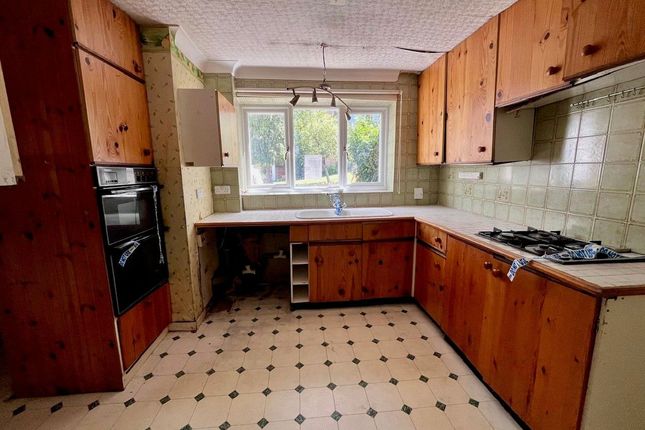 4, Ivinghoe Road, Bushey photo 3